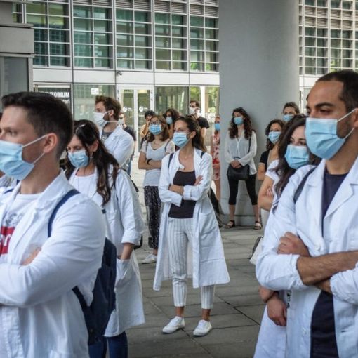 Medici specializzandi dedicati alle vaccinazioni: 400 volontari già ci sono, ma resta il nodo dei contratti