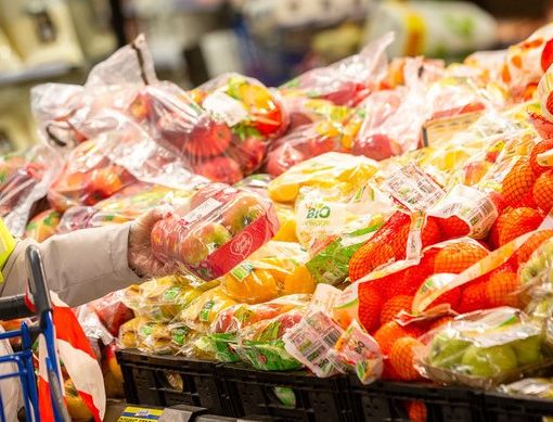 carrello della spesa e frutta