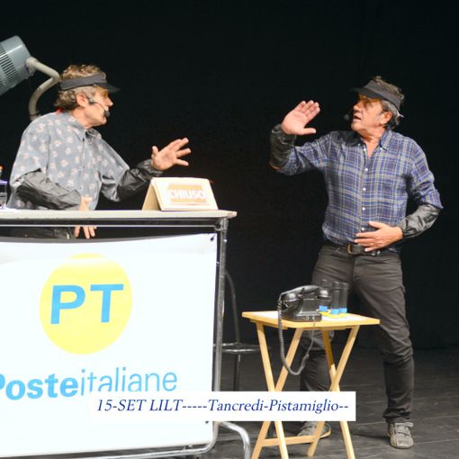 gruppo di persone con stendardo