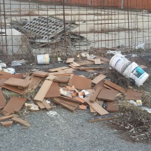 Immondizia, materassi e rifiuti ai bordi delle strade, a Leinì esempi di inciviltà (FOTO)