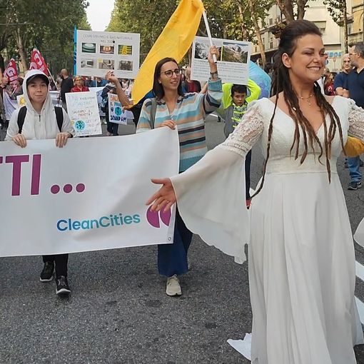 Manifestazione con attivisti per l'ambiente
