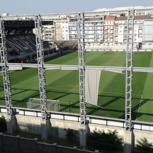 Stadio visto dall'alto con una tribuna coperta e la scritta Torino Fc