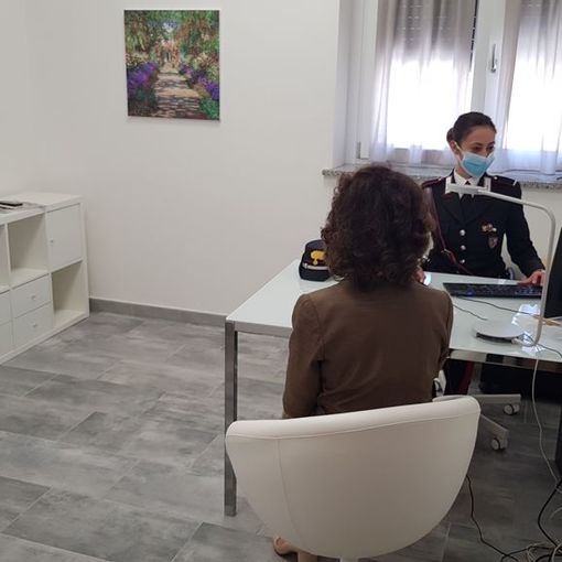 Donna in una stanza protetta dei carabinieri