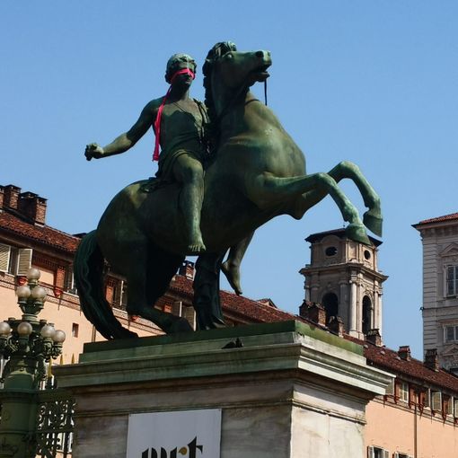 Bendati i dioscuri della cancellata di Palazzo Reale