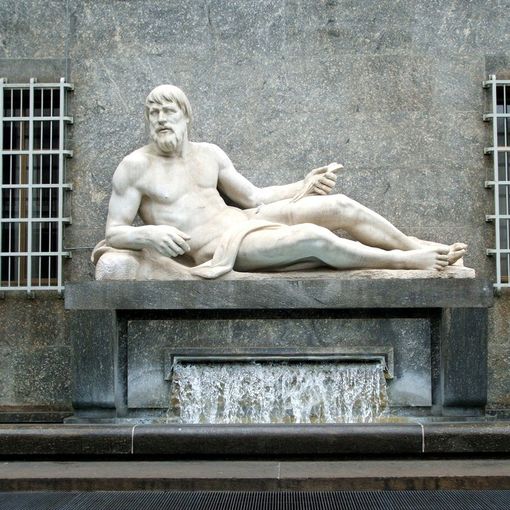 Dorabella e Poldo: due statue, due fiumi e due innamorati La “vera storia” che si nasconde dietro le fontane di piazza CLN