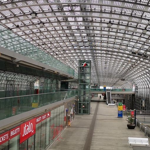 Porta Susa, l'altoparlante ricorda le regole a una stazione deserta: nell'atrio solo qualche passante. Ma non si vedono nemmeno i controlli [VIDEO]