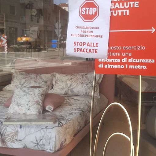 serrande abbassate per protesta