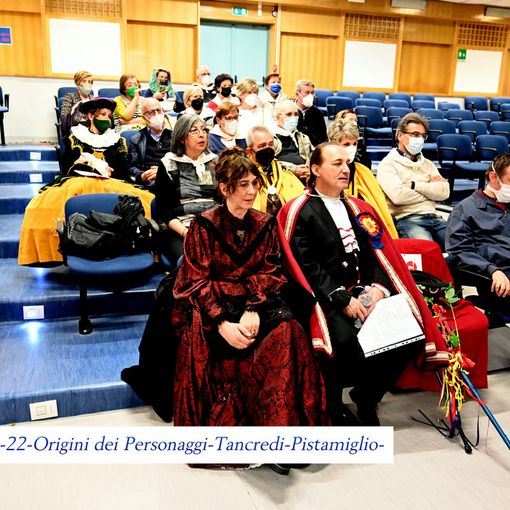 persone sedute in platea