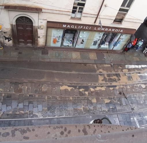 Manutenzione strade: lastroni dissestati e segnaletica danneggiata in via Accademia Albertina