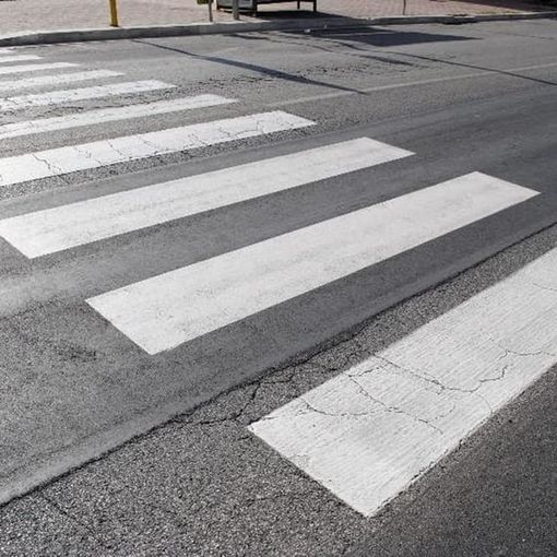 L'attraversamento pedonale è all'intersezione con via don Caustico