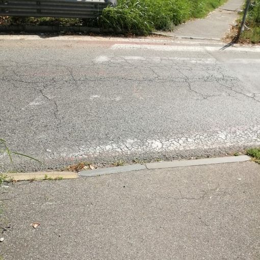 Strade, asfalto, marciapiedi