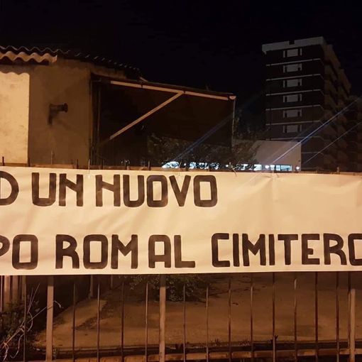 Striscione di CasaPound contro l'accampamento rom in strada del Portone
