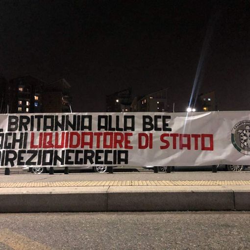Lo striscione apparso in corso Principe Oddone, a Torino, contro Mario Draghi