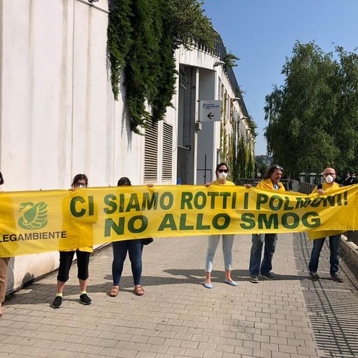 &quot;Clean air dialogue&quot; a Torino, protesta di Legambiente: &quot;Ci siamo rotti i polmoni&quot;