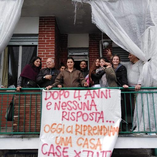 Da 4 anni attendono una casa: il Comitato Vallette Lucento aiuta una famiglia a occupare un alloggio