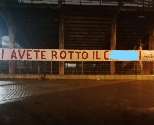 Striscione di contestazione dei tifosi del Toro: &quot;Avete rotto&quot;