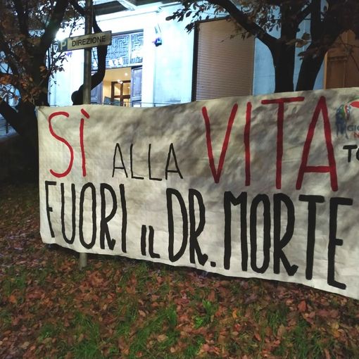 Sant'Anna, striscione contro Viale: &quot;Sì alla vita, fuori il dr. Morte&quot;