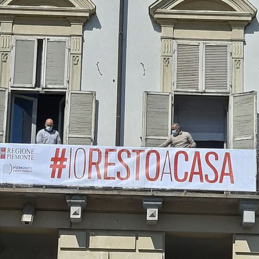 #Iorestoacasa, striscione sul palazzo della Regione in piazza Castello