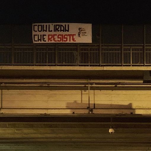 I militanti di Aliud affiggono uno striscione di solidarietà all'Iran sul cavalcavia di corso Regina Margherita