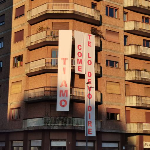 La scritta &quot;Ti amo&quot; campeggia su piazza Adriano: così un moderno Romeo (o Giulietta?) incuriosisce un intero quartiere