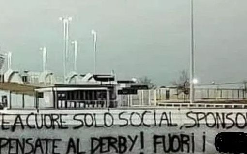 lo striscione all'esterno dell'Allianz Stadium