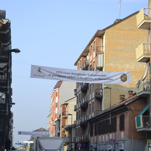Nichelino festeggia i 20 anni del titolo di città con 20 striscioni appesi in via Torino