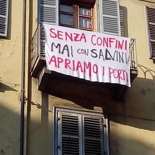 Anche a Torino spuntano gli striscioni ai balconi contro Matteo Salvini