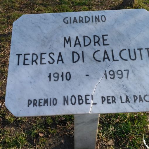 Vandalizzata dagli anarchici la targa ai giardini Madre Teresa di Calcutta