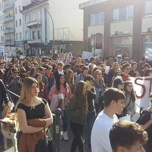 Centinaia di pinerolesi si schierano con Greta [FOTO E VIDEO]