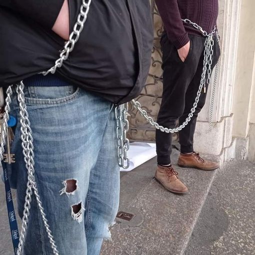 ragazzi in catene