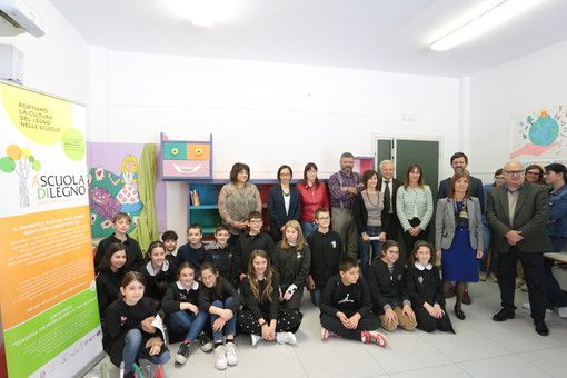 “A scuola di legno&quot;: vince il mobile a forma di gatto della Scuola Primaria di Govone