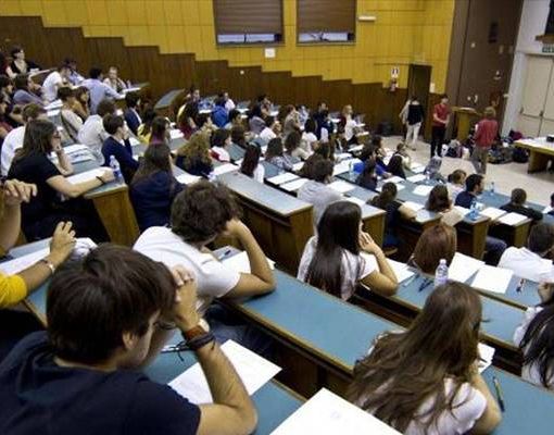 studenti universitari in aula magna