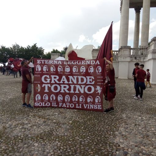 Flash mob granata il 4 maggio: una bandiera su tutti i balconi per ricordare il Grande Torino