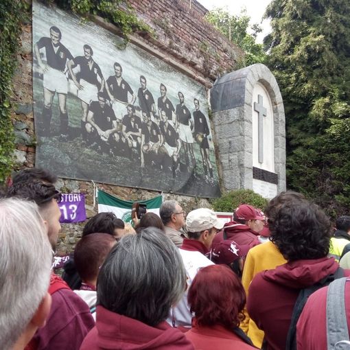 Aspettando la commemorazione al Duomo, la Basilica di Superga si colora di granata (FOTO e VIDEO)