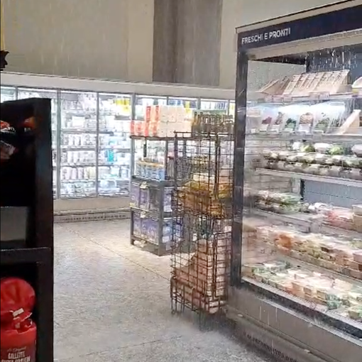 Dopo giorni di caldo, Torino si piega a pioggia e grandine: cascata d'acqua dentro il supermercato di Porta Nuova [VIDEO]