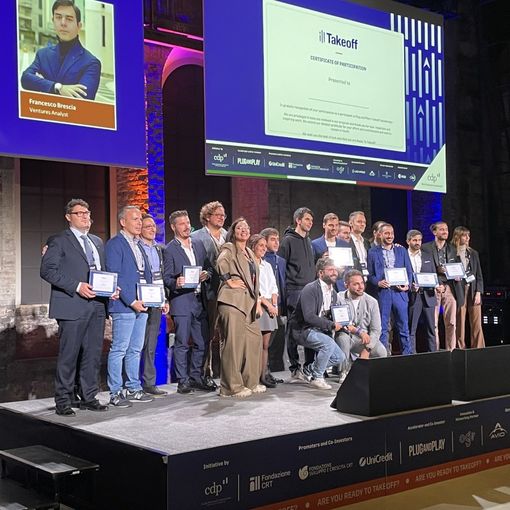Premiazione di persone su un palco alle Ogr