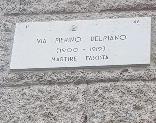 targhe toponomastiche sulla facciata di un palazzo