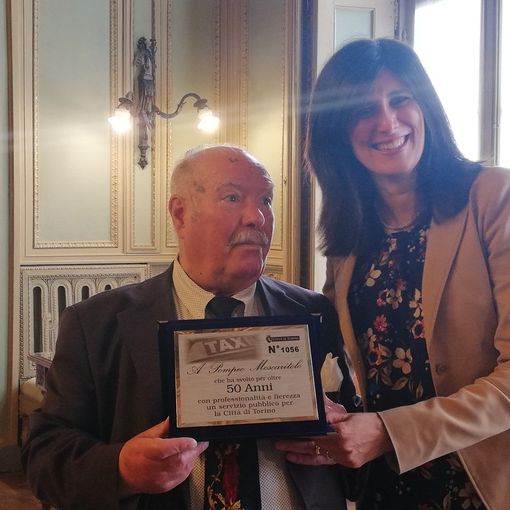 Più di 50 anni alla guida di un taxi sulle strade di Torino: premiato Pompeo Moscaritolo