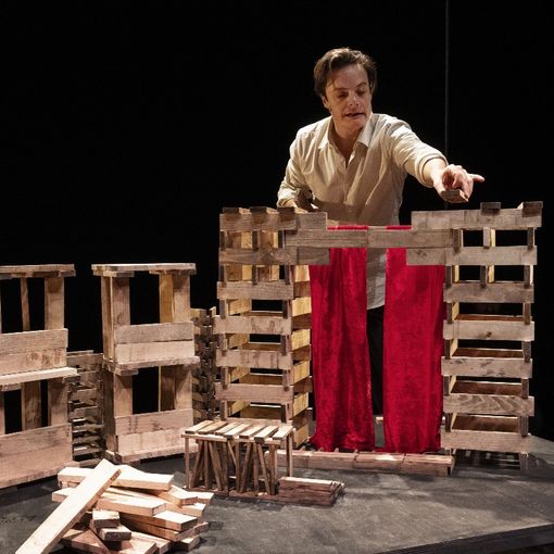 Teatro, Lino Musella si misura con De Filippo: &quot;Tavola tavola chiodo chiodo&quot; al Teatro Astra