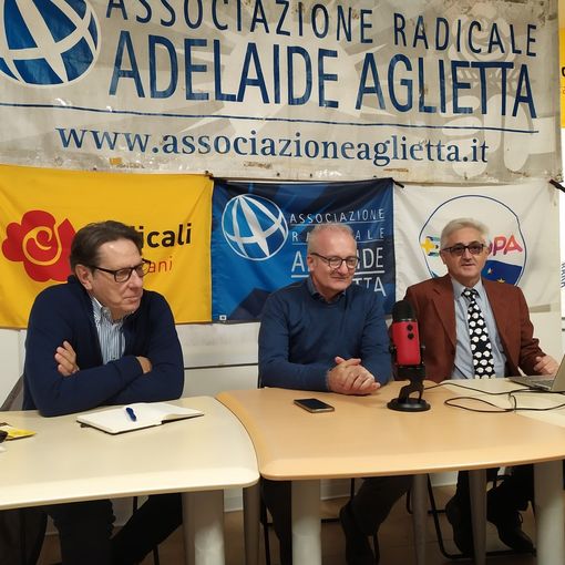 Politici seduti al tavolo