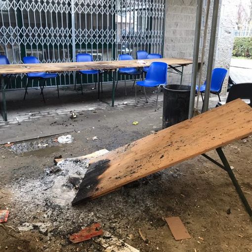 Tavoli bruciati, vetri delle auto infrante: notte di guerriglia al centro d'incontro Oltrestazione a Nichelino