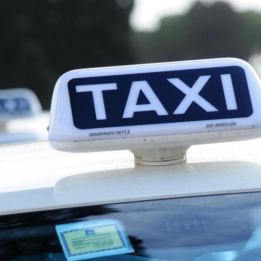 Una mozione chiede il servizio taxi in via Roma