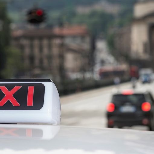 La &quot;fase 2&quot; dei taxi a Torino: massimo due passeggeri e mascherine obbligatorie