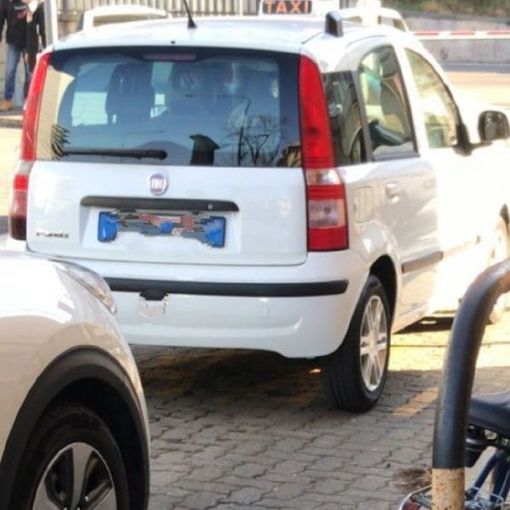 Taxista abusivo denunciato e sanzionato dai vigili: aveva allestito la sua auto come un vero e proprio taxi