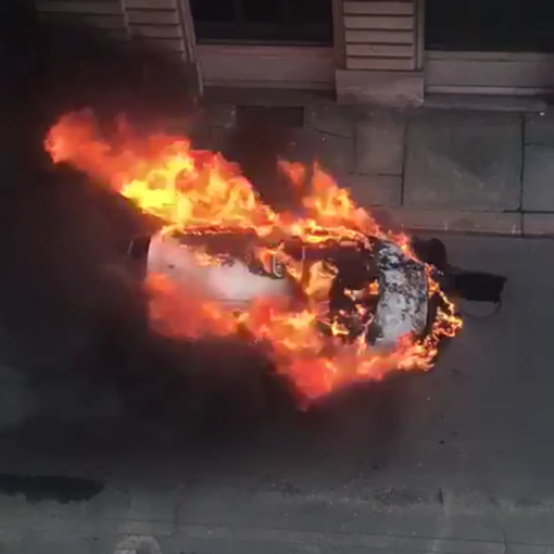 Taxi a fuoco in via Arsenale a Torino: chiusa al traffico la strada (VIDEO)