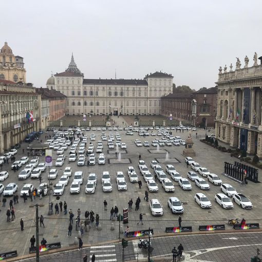 I tassisti sfilano a Torino: “Siamo carne da macello, senza aiuti ci fermiamo” [FOTO e VIDEO]