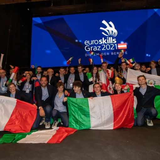 ragazzi con bandiere tricolori
