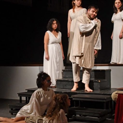 teatro con persone sul palcoscenico