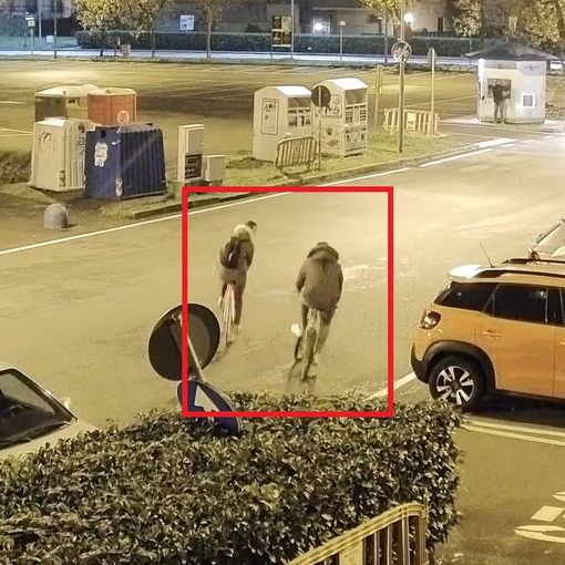 Borgaro, le telecamere di videosorveglianza in piazza Agorà permettono di risalire agli autori del furto di una bici