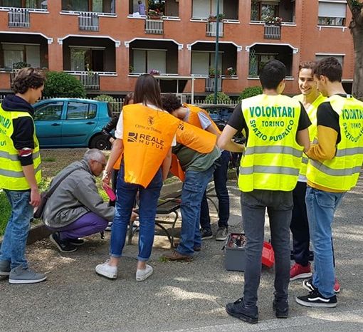 Parella, risistemate le panchine di Corso Telesio [FOTO]